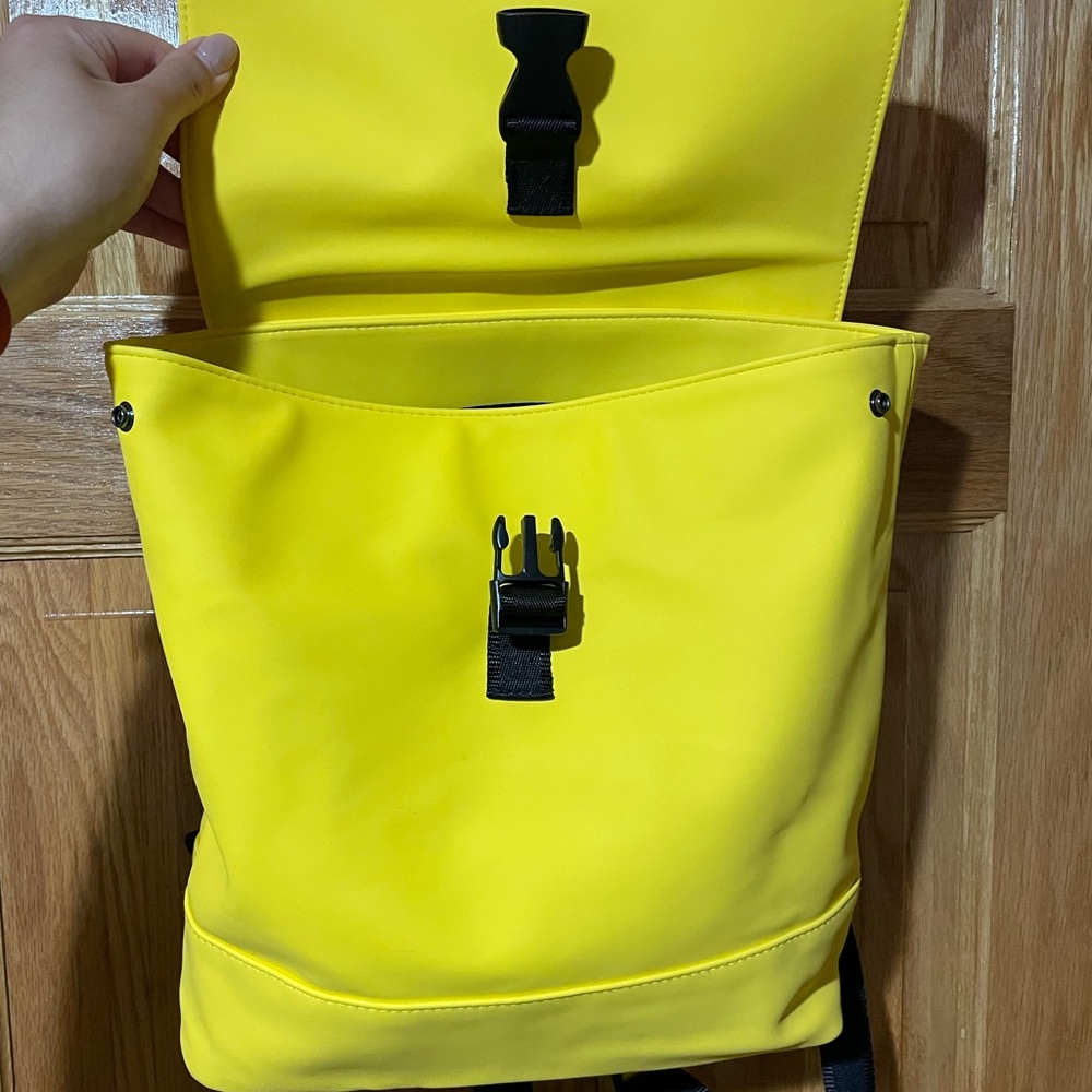 Hunter Yellow Backpack - Picture 2 of 3